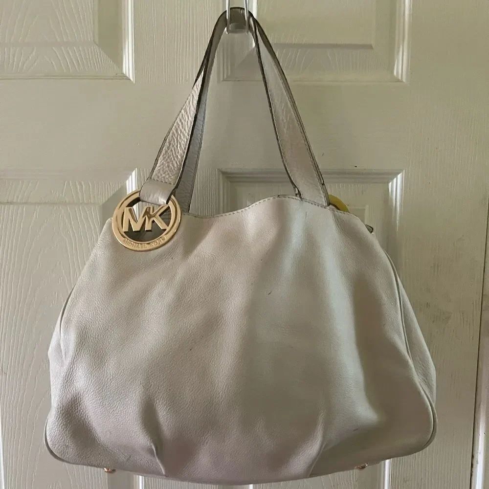 Michael Kors leather Beige large shoulder bag accentuate with the gold t…